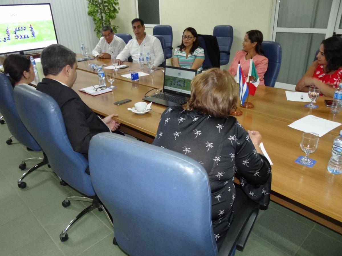 Previo a la rúbrica de los documentos, los presentes intercambiaron sobre el quehacer de las universidades aztecas y la UCI. Previo a la rúbrica de los documentos, los presentes intercambiaron sobre el quehacer de las universidades aztecas y la UCI.