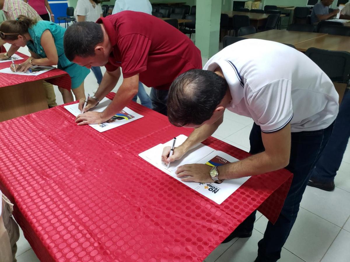 La comunidad universitaria realizó una firma en apoyo a la revolución venezolana. La comunidad universitaria realizó una firma en apoyo a la revolución venezolana.