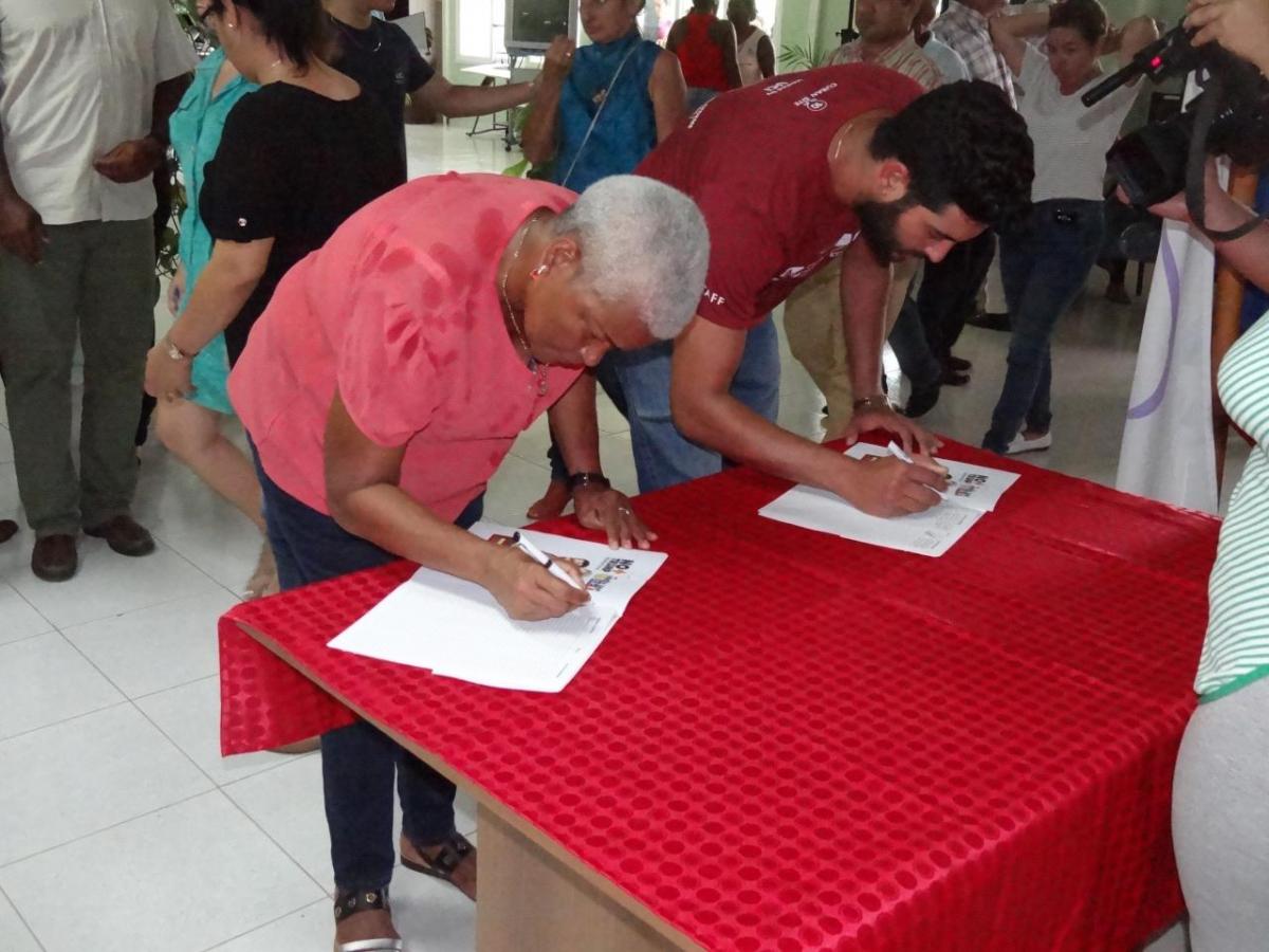 La comunidad universitaria realizó una recogida de firmas en contra de las medidas coercitivas de Estados Unidos contra Venezuela. La comunidad universitaria realizó una recogida de firmas en contra de las medidas coercitivas de Estados Unidos contra Venezuela.