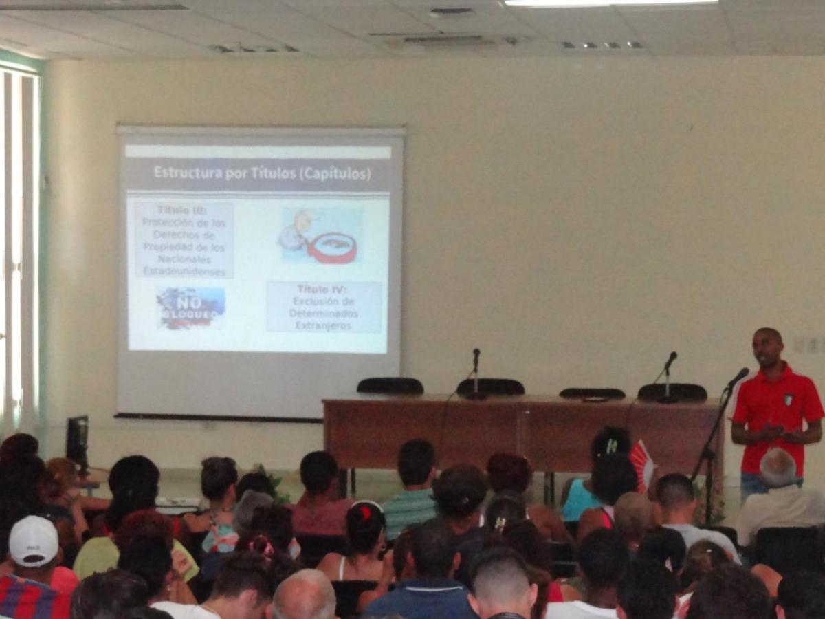 El Ing. Juan Manuel Álvarez explicó al auditorio las consecuencias que trae la Ley Helms-Burton al pueblo cubano. El Ing. Juan Manuel Álvarez explicó al auditorio las consecuencias que trae la Ley Helms-Burton al pueblo cubano.