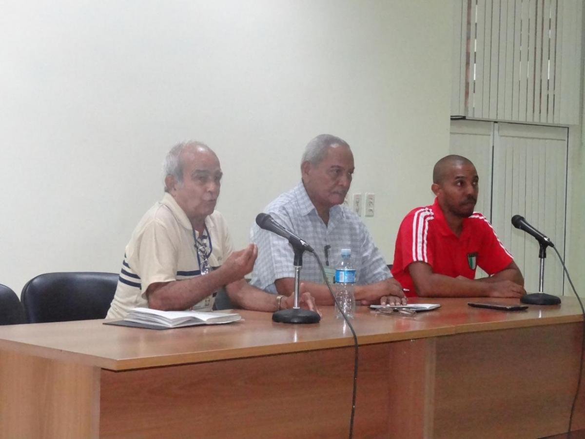 El panel, integrado por el MSc. Gaspar Melchor González Font, el MSc. Franklin Teodoro Ávila Dedieu, y el Ing. Juan Manuel Álvarez Tur, aclaró a los asistentes las dudas respecto a la Ley Helms-Burton. El panel, integrado por el MSc. Gaspar Melchor González Font, el MSc. Franklin Teodoro Ávila Dedieu, y el Ing. Juan Manuel Álvarez Tur, aclaró a los asistentes las dudas respecto a la Ley Helms-Burton.