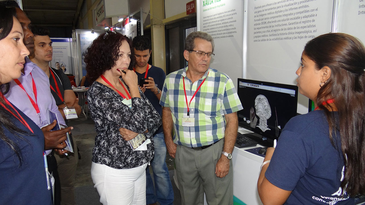 El jurado evaluador de la Feria visitó el estand de la UCI. El jurado evaluador de la Feria visitó el estand de la UCI.