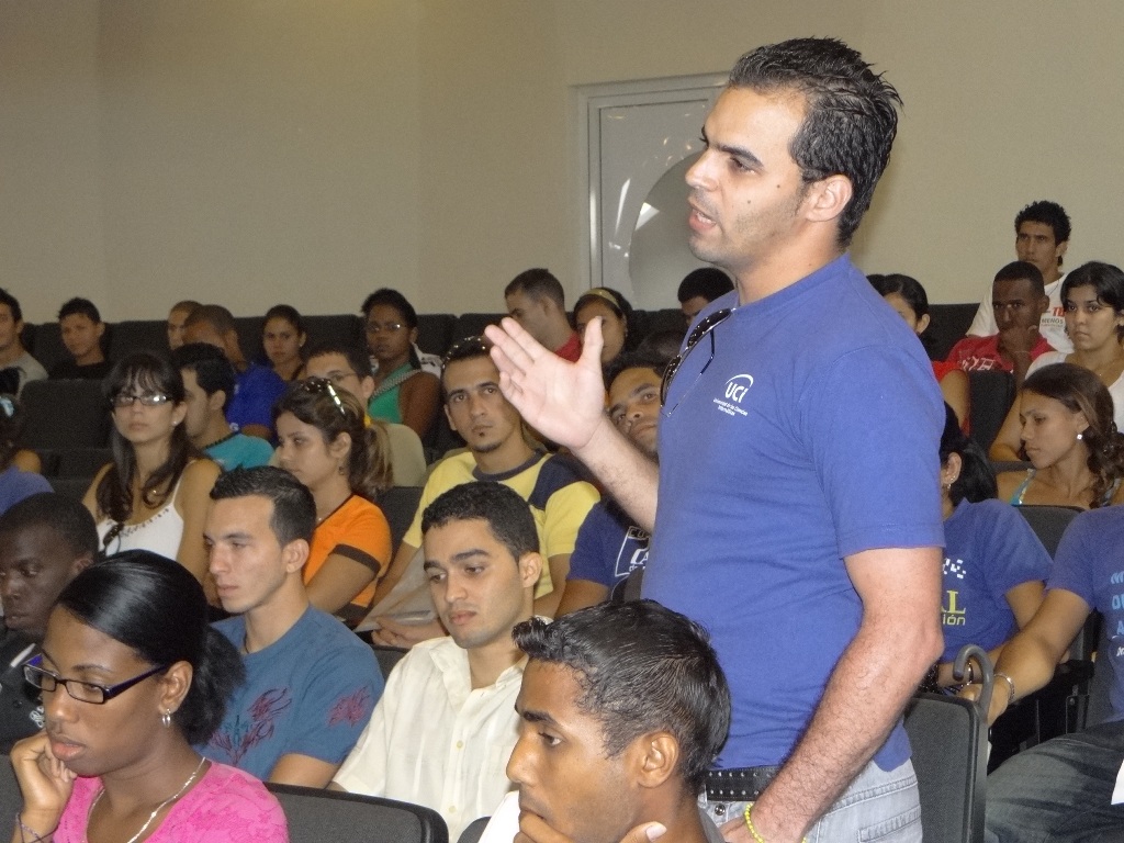 Activo del Movimiento de Alumnos Ayudantes en la UCI.