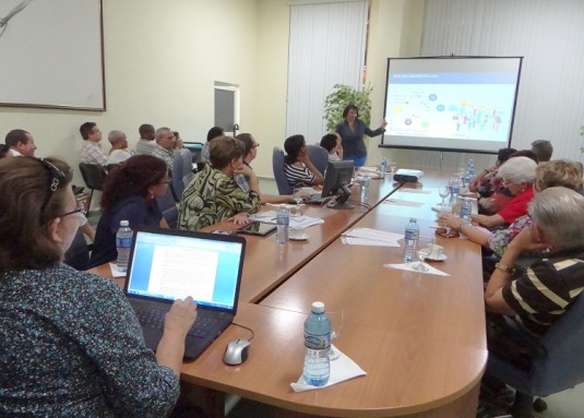 La Dra. Nicado García expone a los visitantes aspectos significativos sobre la estructura de la UCI. La Dra. Nicado García expone a los visitantes aspectos significativos sobre la estructura de la UCI.