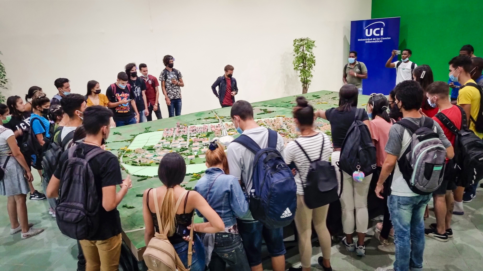 Un grupo de estudiantes visita la maqueta de la Universidad de las Ciencias Informáticas (UCI)