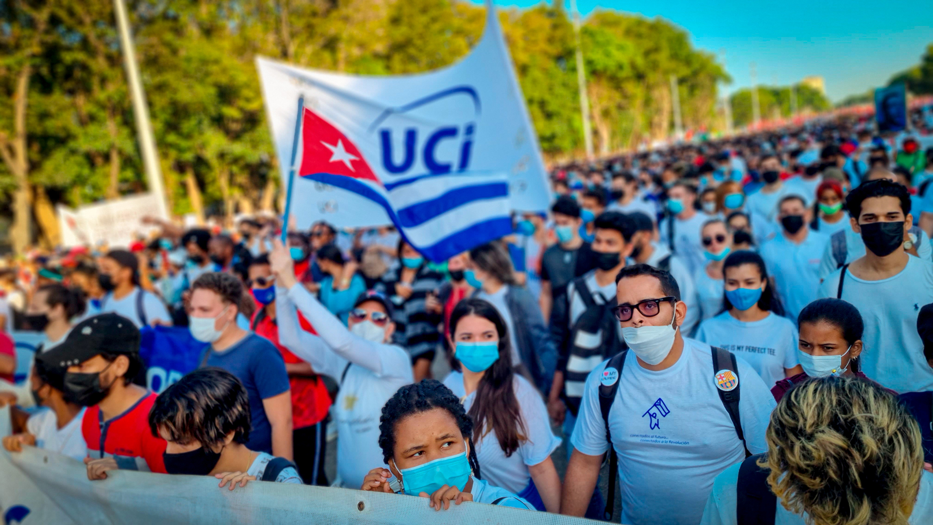 Estudiantes, profesores y trabajadores de la Universidad de las Ciencias Informáticas (UCI), participan en el desfile del Primero de mayo en La Habana.