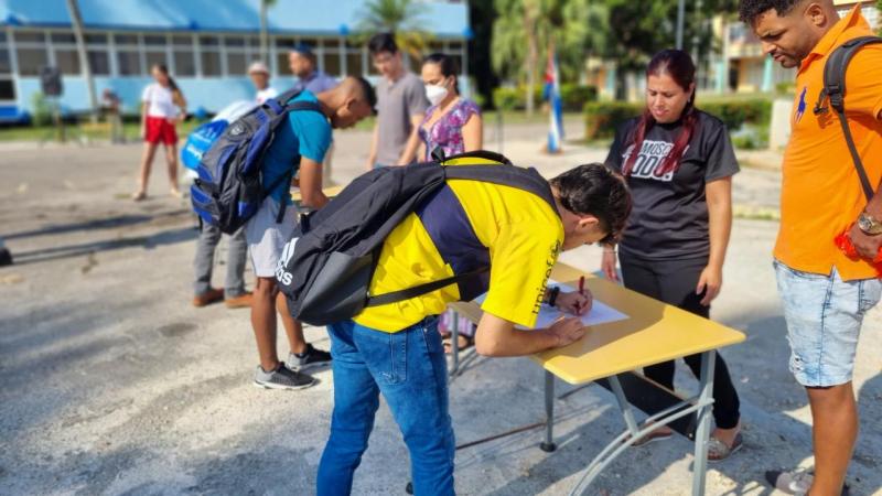 En las diferentes plazas ubicadas en las facultades rubrican juramento de las MTT.