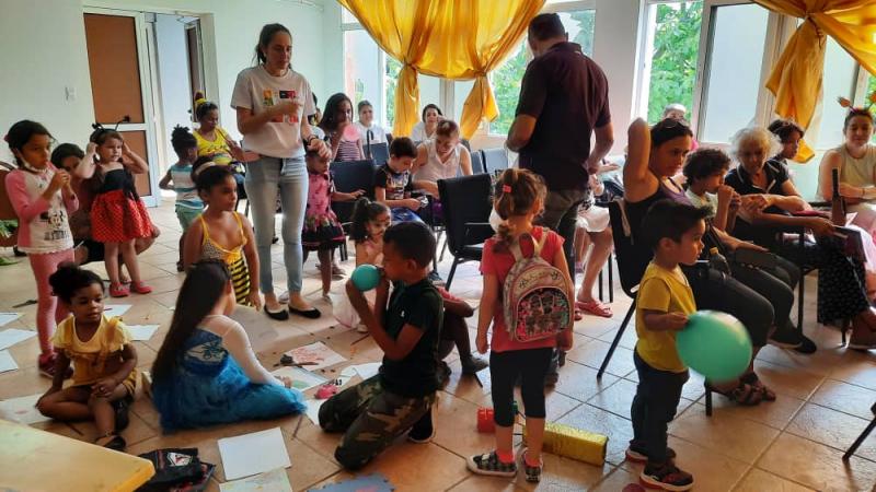 Actividad recreativa con los niños de la comunidad universitaria.