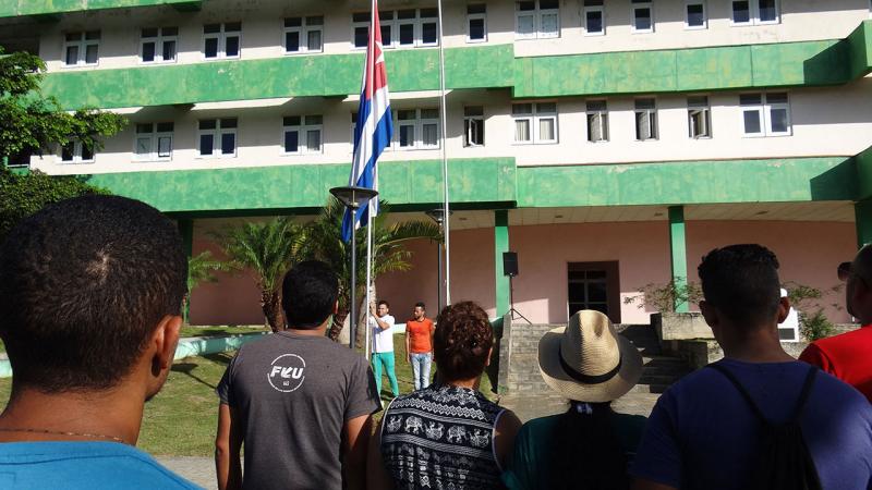 La bandera cubana ondeó a media asta este 19 de mayo por el siniestro del avión en Cuba ocurrido este viernes donde sobrevivieron tres personas, hasta el día de hoy.