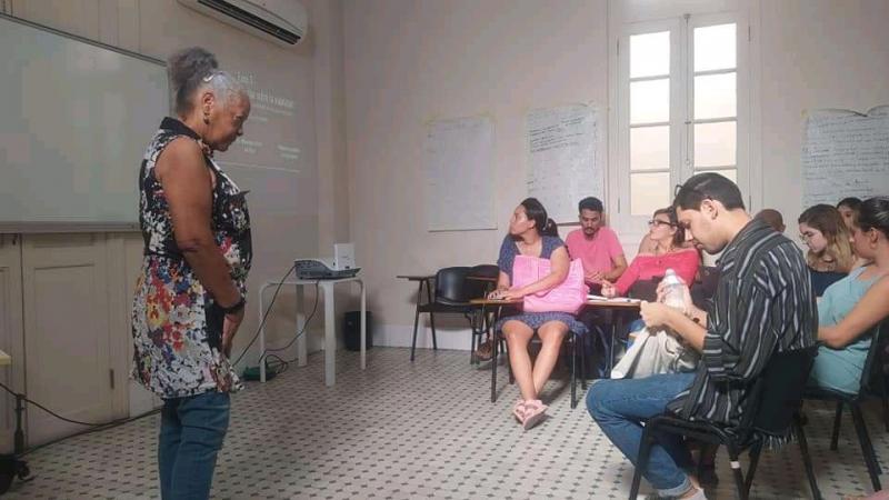 El equipo que integró la estudiante de la UCI, Jessica Pérez Álvarez (la que observa la pizarra), obtuvo el tercer lugar del Hackathon Cuba Innova.