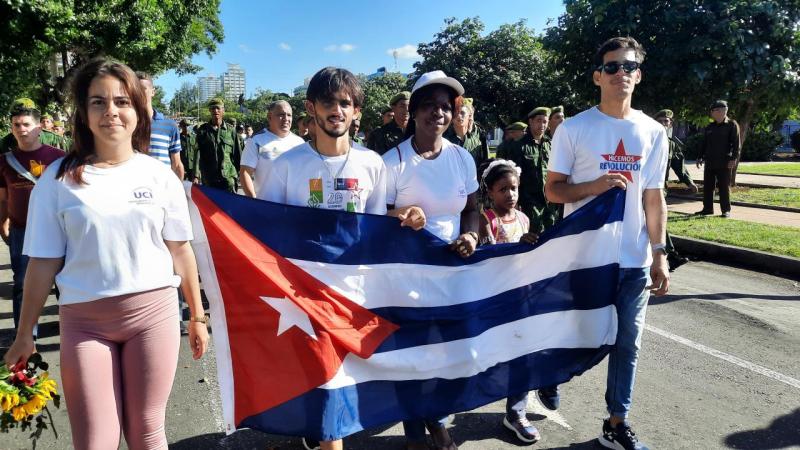 Jóvenes de la UCI evocan el legado imperecedero de Camilo Cienfuegos.