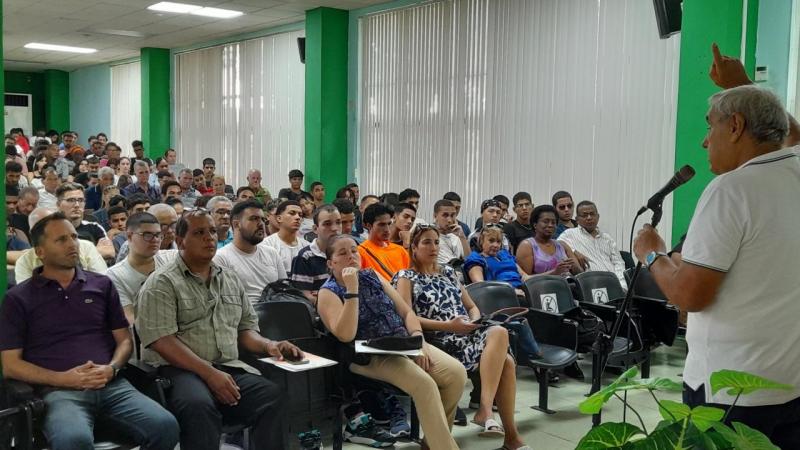 El M.Sc. José Germán Sánchez González, profesor de la Dirección de Historia y Marxismo Leninismo de esta casa de altos estudios, abrió las cortinas del evento con la conferencia magistral Retos y perspectivas de la economía cubana.