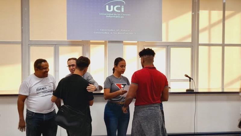 Reconocimiento a presidentes de las comisiones electorales de las facultades y a dirigentes estudiantiles.
