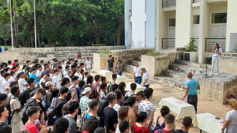 Artistas aficionados de la Facultad de Tecnologías Educativas, durante el acto de ingreso a las MTT en el docente Mariana Grajales.