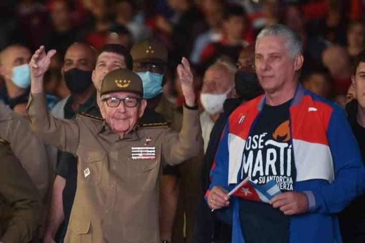 El General de Ejército Raúl Castro Ruz, y el Primer Secretario del Comité Central del Partido Comunista y Presidente de la República, Miguel Díaz-Canel Bermúdez encabezaron el desfile.