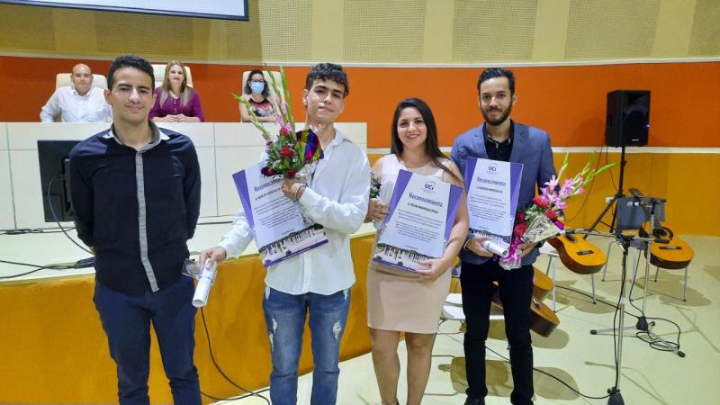 Entrega de reconocimiento especial a estudiantes destacados.