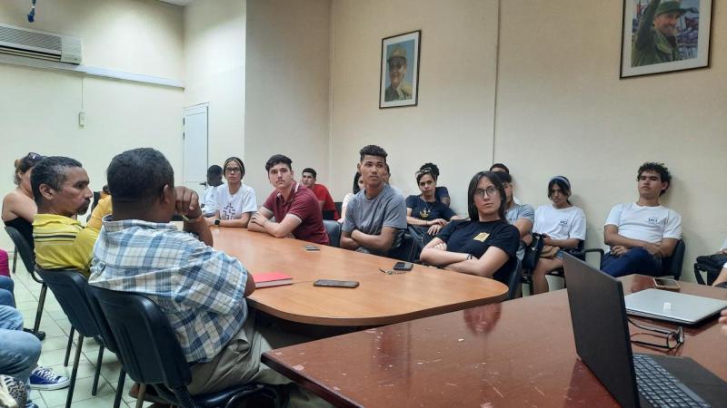 En el salón Revolución del docente José Martí se desarrolló un intercambio de los profesores de la dirección de Historia y Marxismo-Leninismo con los dirigentes juveniles de la Universidad.