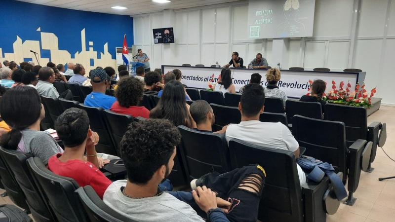 Realizador audiovisual Javier Gómez Sánchez presenta libro en la UCI.