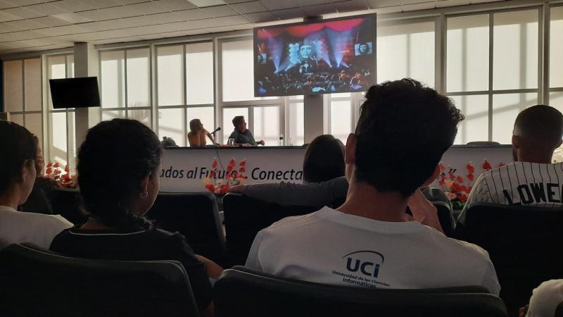 El General de división Rogelio Acevedo dialoga sobre el Che con estudiantes de la UCI. 