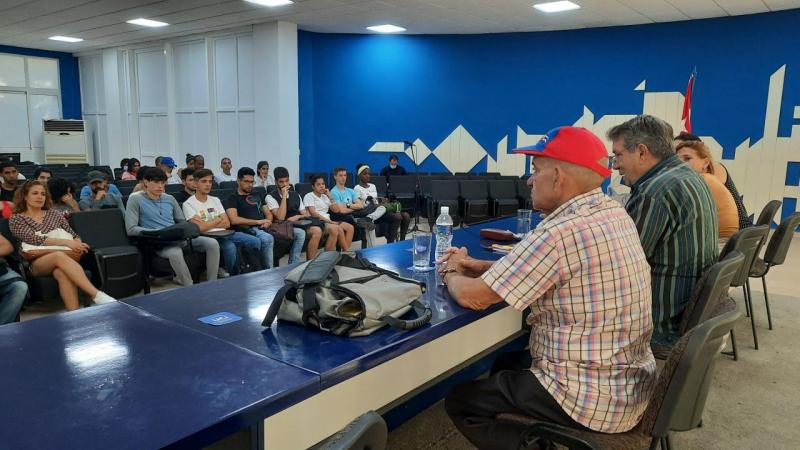 El General de división Rogelio Acevedo dialoga sobre el Che con estudiantes de la UCI. 