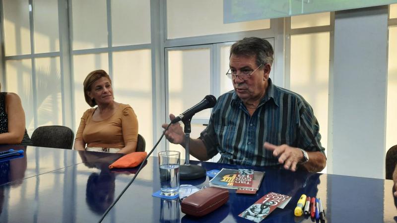 El General de división Rogelio Acevedo dialoga sobre el Che con estudiantes de la UCI. 