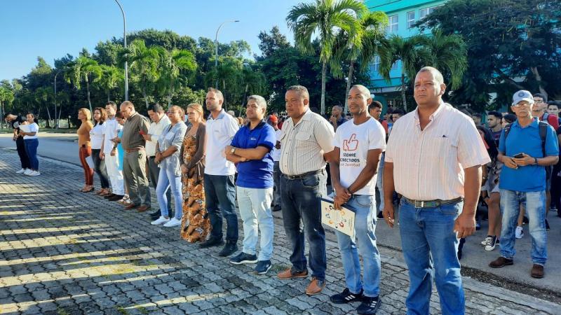 El acto político- cultural por la fecha se efectuó en la Plaza Mella y lo presidió el Dr.C. Yanio Hernández Heredia, vicerrector primero de la UCI y miembros del Consejo universitario.