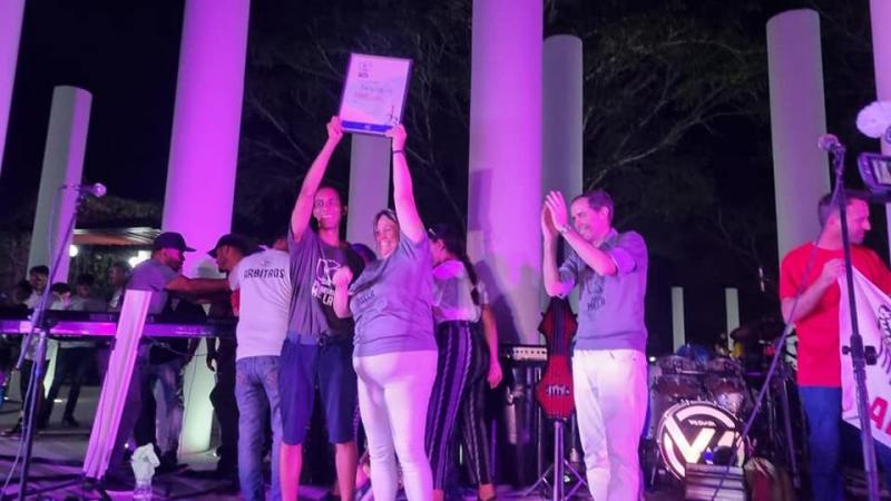 Rector premia a los Caimanes, campeones de los Mella.