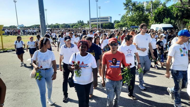 Jóvenes de la UCI evocan el legado imperecedero de Camilo Cienfuegos.