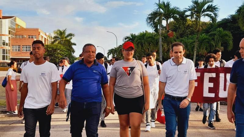 Los estudiantes de nuevo ingreso transitaron hasta este sitio histórico, acompañados por el Consejo Universitario presidido por nuestro rector, Dr.C. Raydel Montesino Perurena.