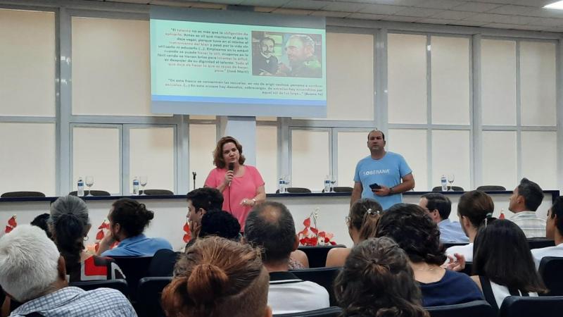 En los minutos finales del conversatorio, los invitados respondieron preguntas del auditorio.