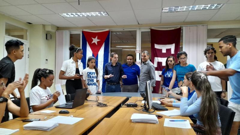 El Rector intercambia con estudiantes y autoridades electorales.