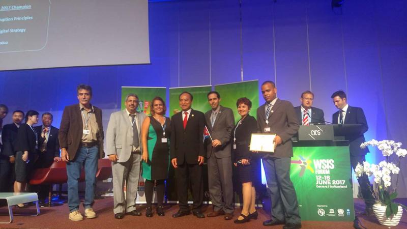 Recibe la UCI y el Pachamama Game Jam premio en la Cumbre Mundial de la Sociedad de la Información