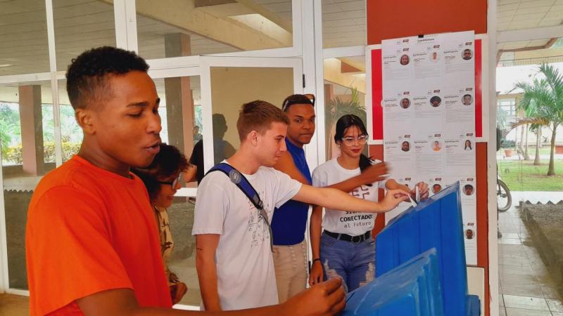 Líderes estudiantiles realizan la votación por los miembros del secretariado de la FEU de la Universidad y su presidente.