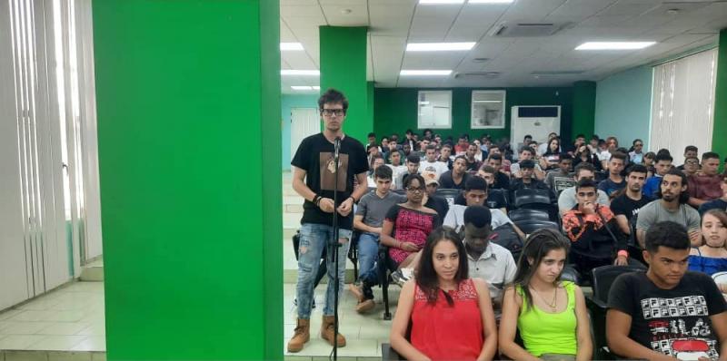 Tuvo lugar en la Universidad un intercambio con el presentador del programa Con Filo.