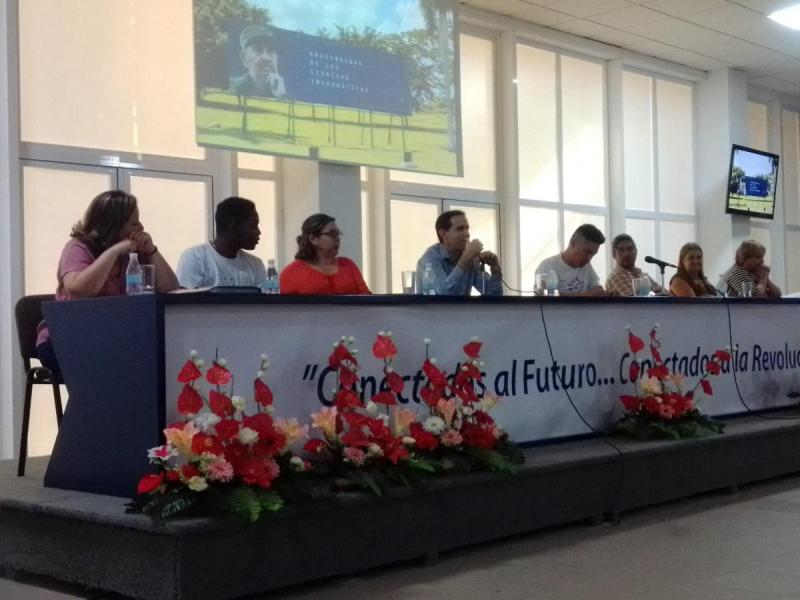 En la Sala de Eventos del docente Camilo Cienfuegos el Consejo Universitario de la UCI sostuvo una reunión con los recién graduados.