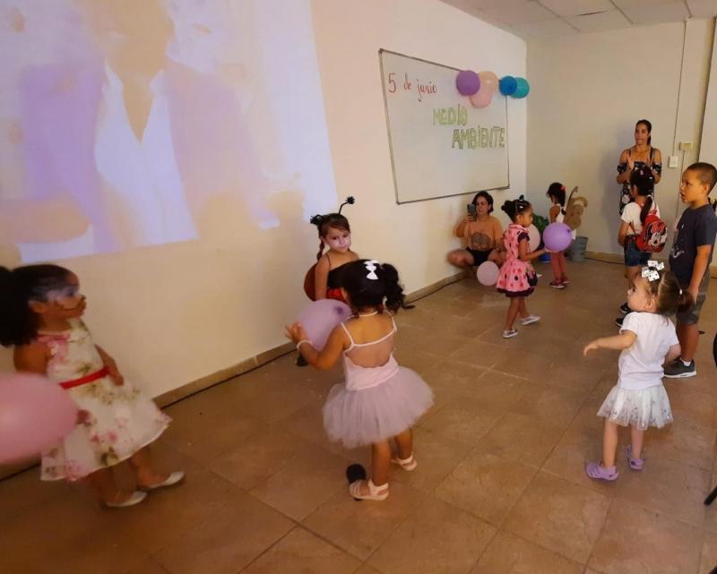 Actividad recreativa con los niños de la comunidad universitaria.