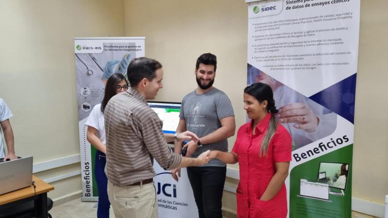 El Rector de la UCI recorrió diversos stands de la muestra expositiva e intercambió con nuestros estudiantes.