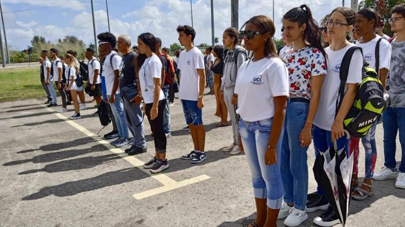 Estudiantes de la Facultad 2 realizan una formación en columna en el sitial fundacional de la Universidad.