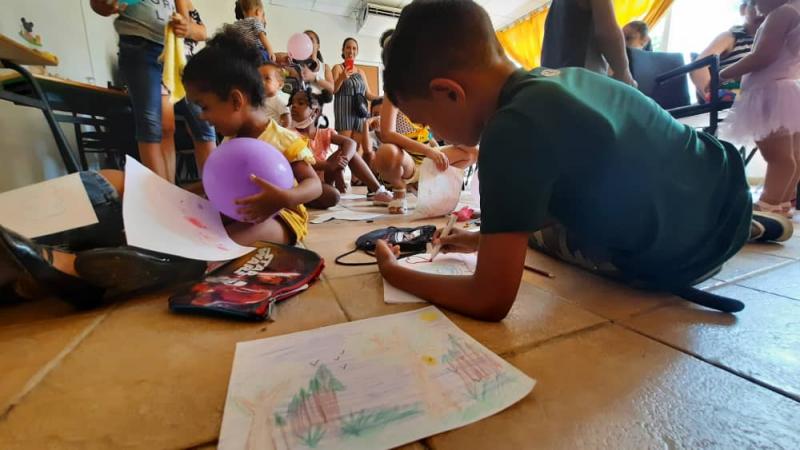 Actividad recreativa con los niños de la comunidad universitaria.