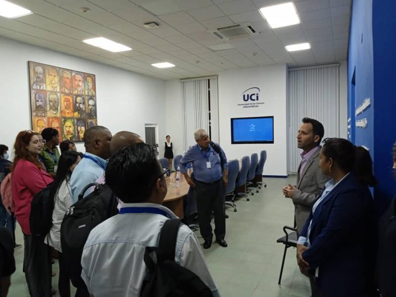 Delegados al Congreso Universidad 2024 visitan la UCI en pos de futuras colaboraciones.
