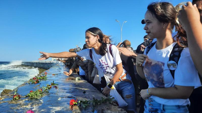 Jóvenes de la UCI evocan el legado imperecedero de Camilo Cienfuegos.