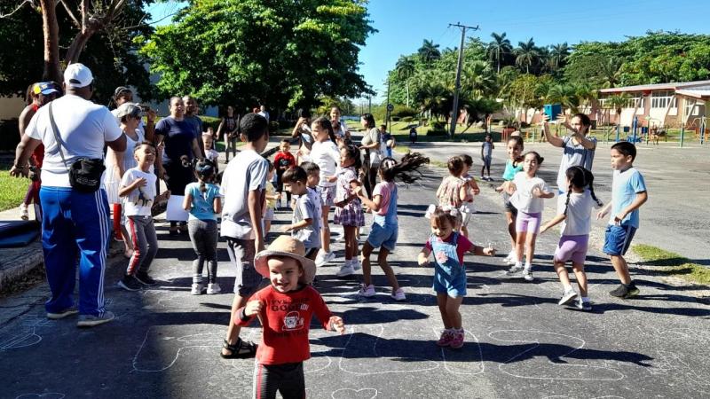 Actividades infantiles en la UCI.