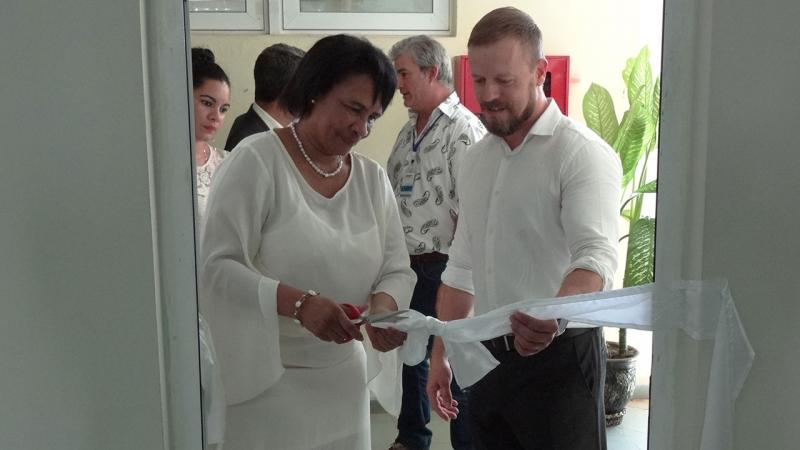 Dra.C. Miriam Nicado, rectora de la UCI y Jordi Jiménez, líder del Grupo de Tecnologías de la Información y la Comunicación en inauguración del aula CIMNE UCI