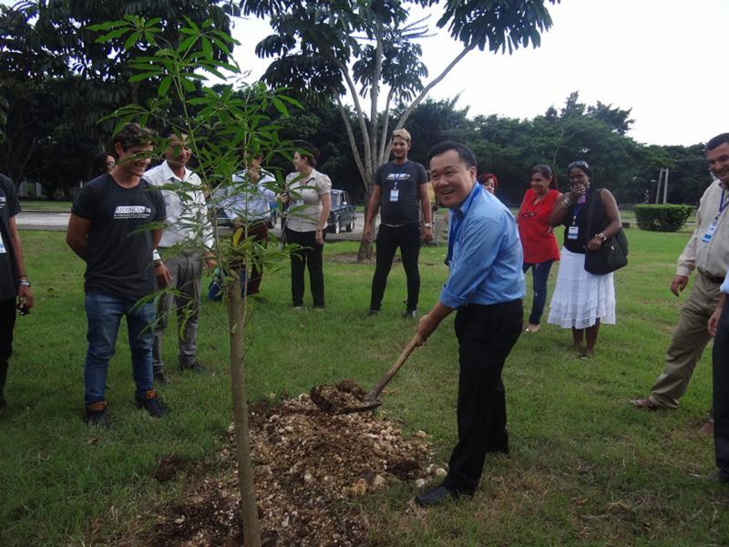 Siembra del árbol UCIENCIA 2018. 