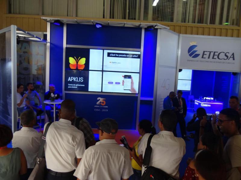 El público que se congregó en el stand de la Empresa de Telecomunicaciones de Cuba intercambió con los especialistas de UCI que lideran las aplicaciones toDus, Apklis y la plataforma cubana de contenidos audiovisuales Picta. 