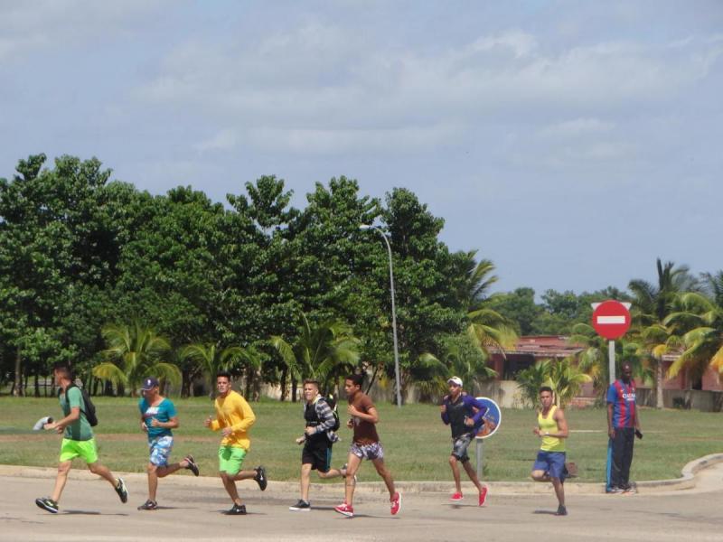 Participa la comunidad universitaria en el Maratón.