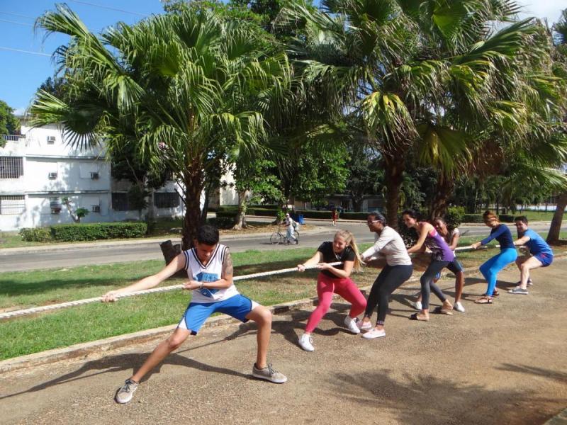 Alumnos de primer año participan en la tracción de la soga. 