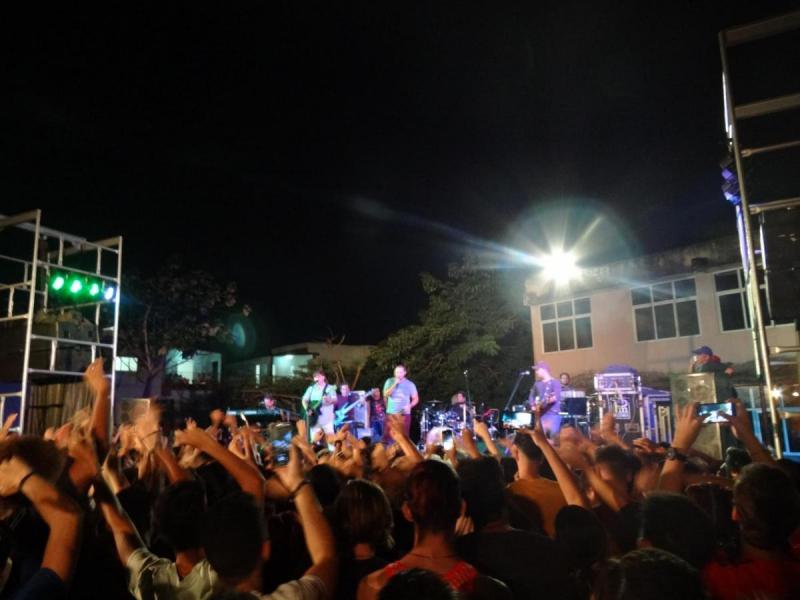 El público de la Universidad cantó y bailó con las canciones del grupo musical.