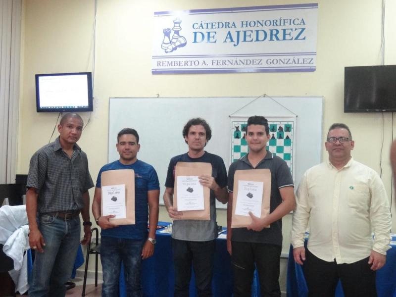 En el centro de la imagen los tres primeros ganadores de la Final Blitz del III Grand Prix, acompañados del Director de Deportes (extremo izquierdo) y el Presidente de la Cátedra de Ajedrez en la UCI (extremo derecho). 