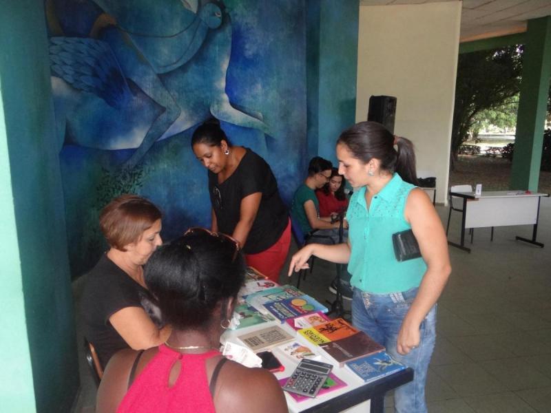 La comunidad universitaria disfrutó de variadas ofertas de libros en el FULL.